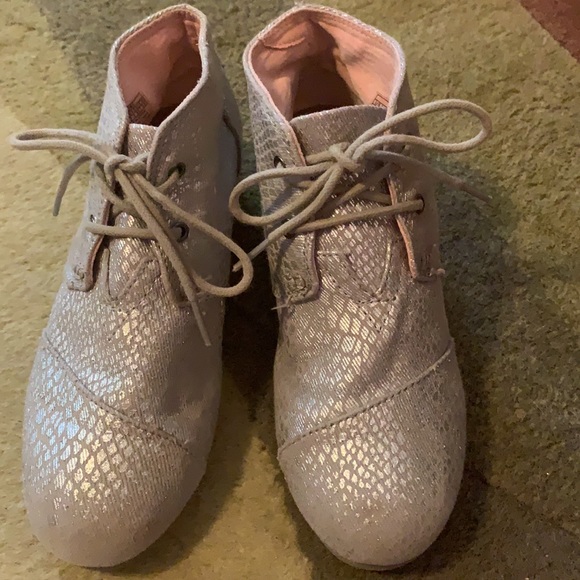 Girls Toms silver booties with a very slight wedge heel. Girls size 3 - Picture 2 of 7